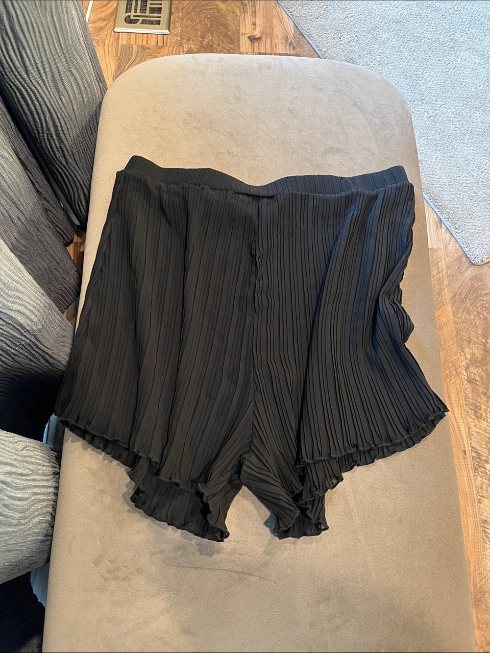 Source Unknown Black Pleated High-Waist Women’s Shorts